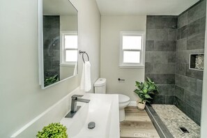 Douche, sèche-cheveux, serviettes fournies, savon