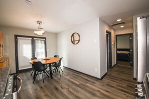 Dining - LuXuRy Retreat 4 beds mins From downtown&Airport (Riverdale)