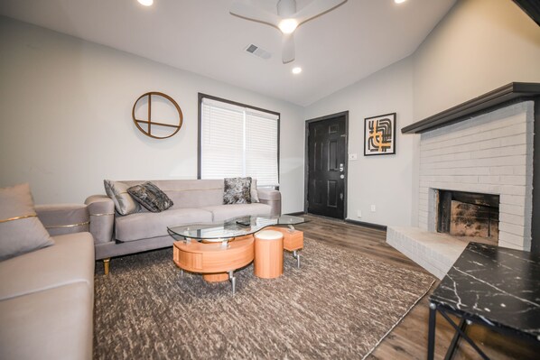 Living area - LuXuRy Retreat 4 beds mins From downtown&Airport (Riverdale)