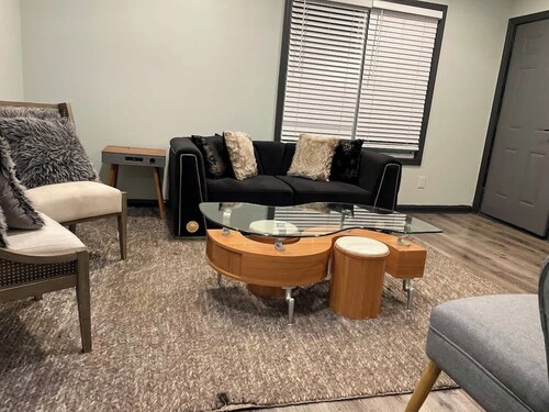 2 bedroom  UNIT  20 min from downtown 4 beds