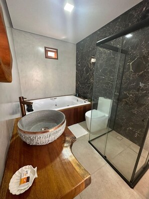 Honeymoon-Zimmer | Badezimmer | Designer-Toilettenartikel, Haartrockner, Handtücher, Seife
