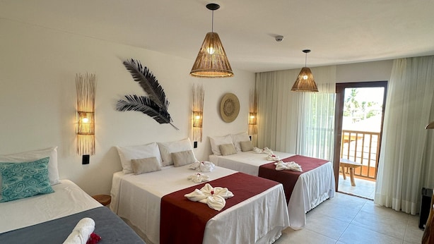 A hotel room with three beds, a balcony, and a view of the outdoors. - Pousada Deu Praia Maragogi  (Maragogi)
