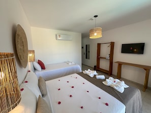 Suite Triplo Familiar | 1 bedroom, pillowtop beds, minibar, individually decorated