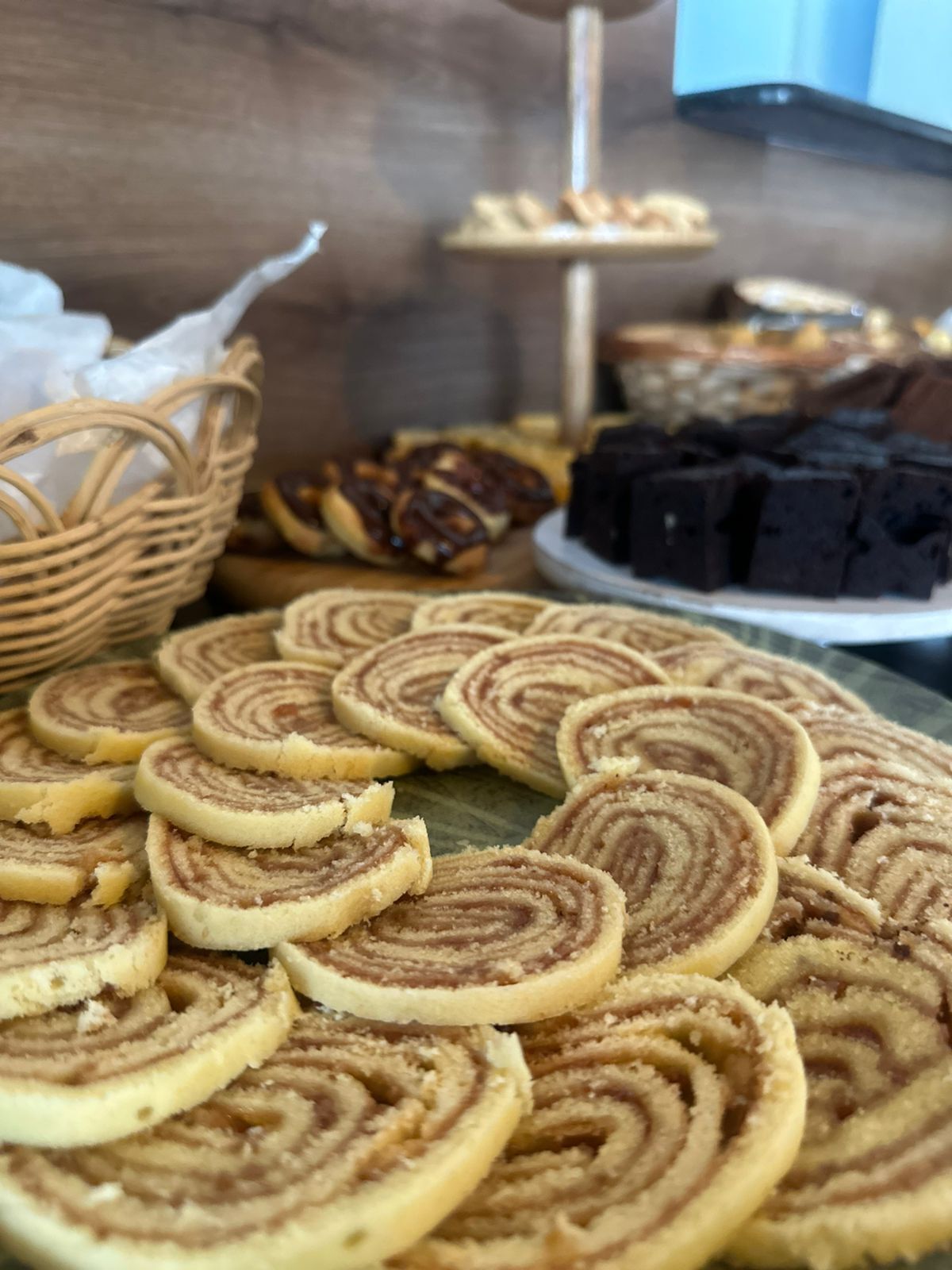 Une variété de produits de boulangerie, notamment des viennoiseries et des brownies, sont présentés sur une table.