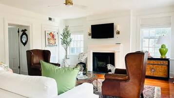 Smart TV, fireplace, books, music library