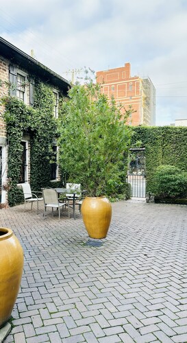 Savannah Peach Penthouse with PRIVATE Stunning Rooftop Views & FREE Golf Cart