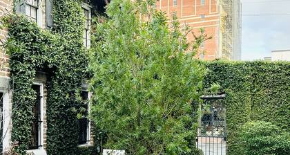 Savannah Peach Penthouse with PRIVATE Stunning Rooftop Views & FREE Golf Cart