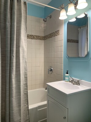 Douche, sĂšche-cheveux, serviettes fournies, papier toilette