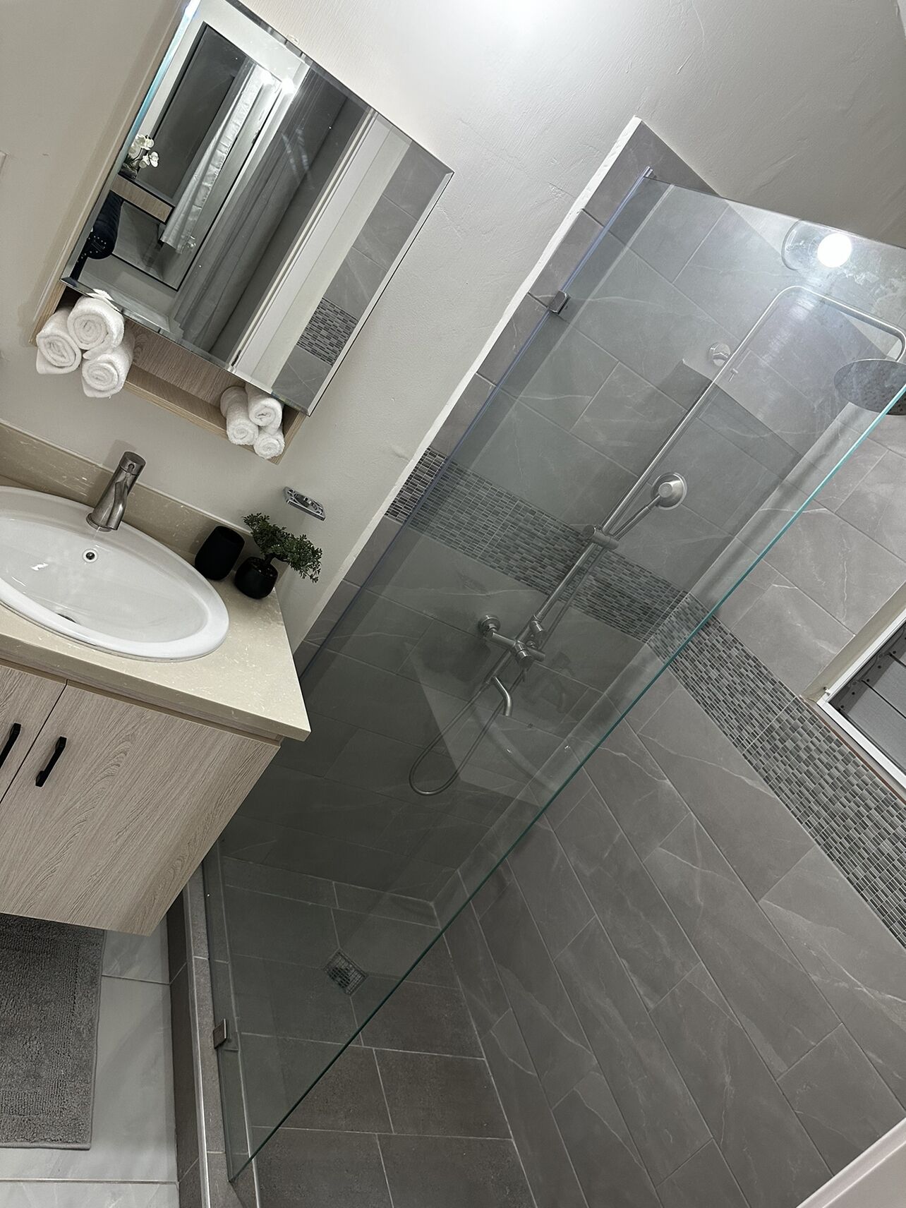 Douche, sèche-cheveux, serviettes fournies, savon