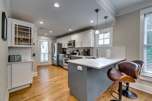 Fridge, microwave, oven, stovetop - Amazing, remodeled, charming getaway w/ swimming pool, close to fun and dining! (Atlanta)