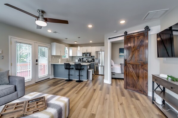 4 bedrooms, iron/ironing board, free WiFi, bed sheets - Amazing, remodeled, charming getaway w/ swimming pool, close to fun and dining! (Atlanta)