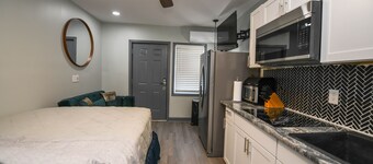  studio 1 min from Southern Regional hospital 15 MiN  FROM ATLANTA APT B