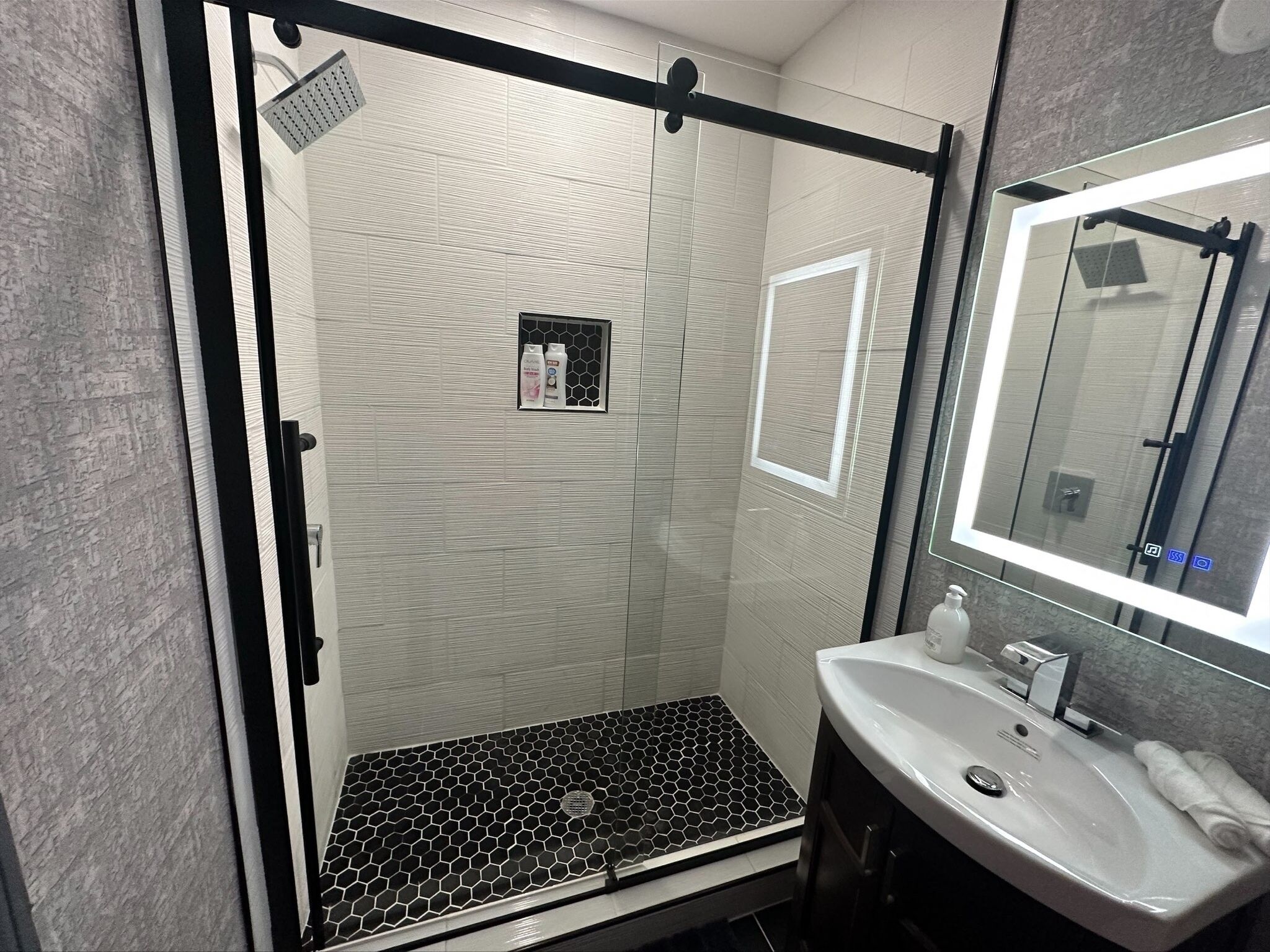 Douche, sèche-cheveux, serviettes fournies, savon
