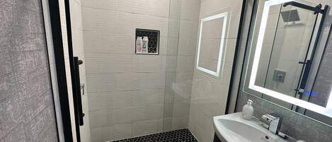 Douche, sĂšche-cheveux, serviettes fournies, savon