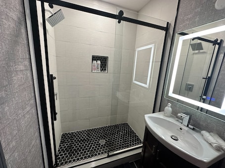 Shower, hair dryer, towels, soap. studio 1 min from Southern Regional hospital 15 MiN FROM ATLANTA APT B