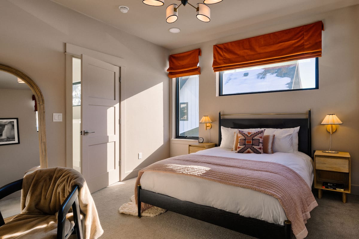 3 habitaciones, espacio para trabajar con laptop y cortinas blackout 