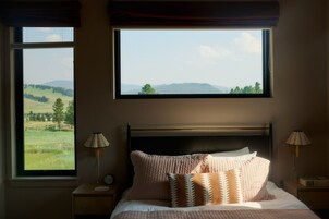 3 bedrooms, laptop workspace, blackout drapes, free WiFi