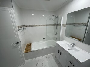 Hair dryer, towels, soap, toilet paper - Water views in town centre. Secure parking with lift. (Forster)
