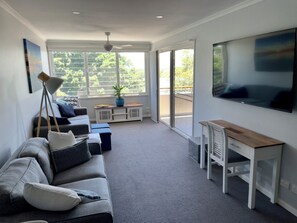 Smart TV - Water views in town centre. Secure parking with lift. (Forster)