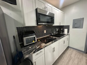 Réfrigérateur, four à micro-ondes, un four, surface de cuisson