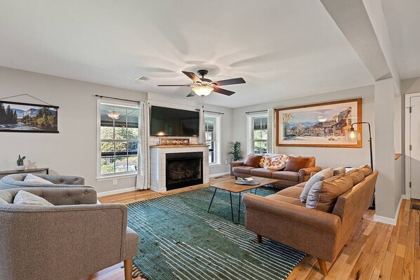 Smart TV, chimenea, videojuegos y tenis de mesa 