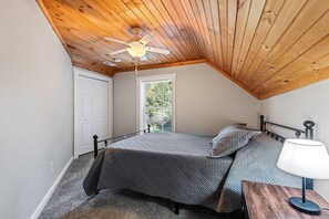 5 slaapkamers, een bureau, een strijkplank/strijkijzer, reisbedje