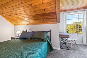 5 bedrooms, desk, iron/ironing board, travel cot