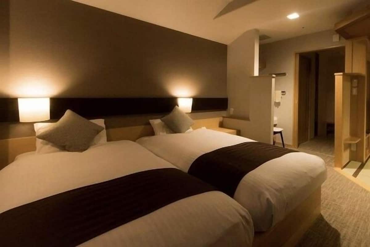Premium Twin kamer | Donzen dekbedden, een kluis op de kamer, verduisterende gordijnen