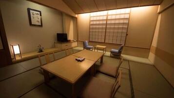 Japanese room 15 tatami | Down comforters, in-room safe, blackout drapes, soundproofing