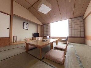 Japanese room 15 tatami | Down comforters, in-room safe, blackout drapes, soundproofing - Hotel Plaza Geihinn (Yokote)