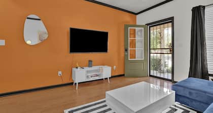 Fun & Funky #2 centrally located in Memphis!