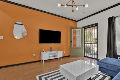 Fun & Funky #2 centrally located in Memphis!