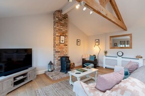 TV, fireplace - The Garden House in Low Catton (Low Catton)