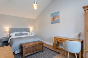 1 bedroom, iron/ironing board, travel crib, WiFi - The Garden House in Low Catton (Low Catton)