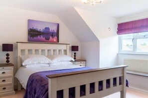 5 bedrooms, iron/ironing board, WiFi, bed sheets