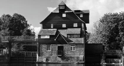 Superb 4BD Stay in Wyton and Houghton Village