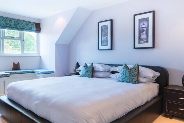 5 bedrooms, iron/ironing board, WiFi, bed sheets