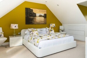 5 bedrooms, iron/ironing board, WiFi, bed sheets