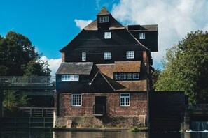 Exterior - Superb 4BD Stay in Wyton and Houghton Village (Wyton)