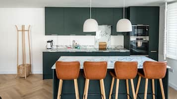 Kjøleskap, mikrobølgeovn, ovn og kokeplater