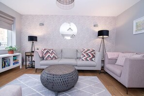 TV - Elegant Ludlow Haven: 4Bed Ultimate Tranquility (Shropshire)