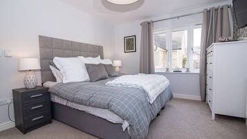 4 bedrooms, iron/ironing board, WiFi, bed sheets
