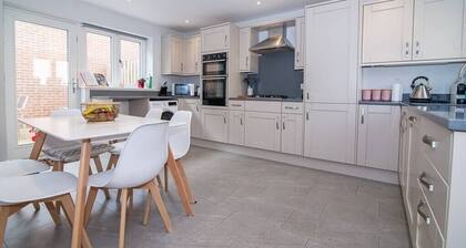 Elegant Ludlow Haven: 4Bed Ultimate Tranquility