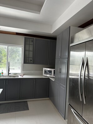 Kjøleskap, mikrobølgeovn, kokeplater og kaffetrakter/tekoker