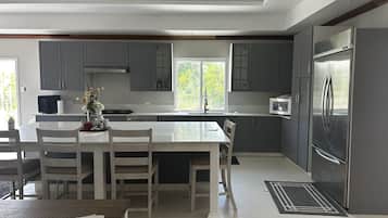 Réfrigérateur, micro-ondes, plaque de cuisson, cafetière/bouilloire