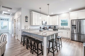 Fridge, microwave, oven, stovetop - Sandy Adventures!
Third row from the ocean!
Wild Horses roam the area- Carova (Corolla)