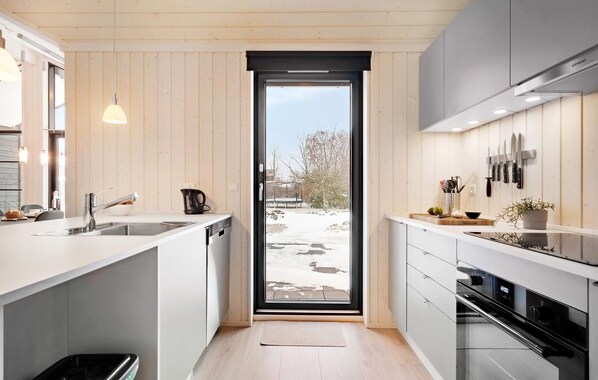 Kühlschrank, Ofen, Geschirrspüler, Wasserkocher mit Kaffee-/Teezubehör