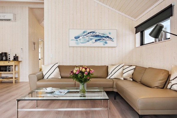 Tv, eldstad och ett bordtennisbord