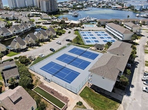 Sports court - Boat, Beach & Relax at SPC 3106 Canal-Front Condo + FREE Beach Service! (Destin)