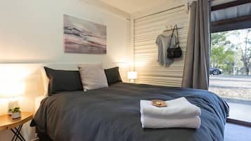 3 bedrooms, iron/ironing board, internet, bed sheets